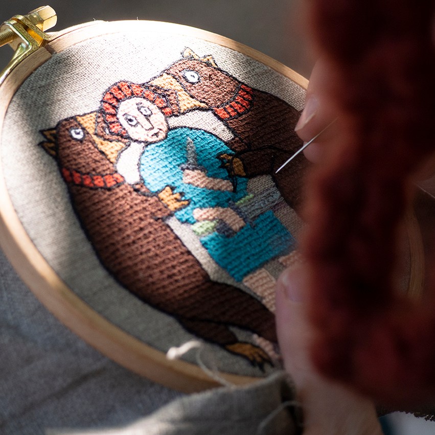 Kehykseen pingotettu keskeneräinen kirjontatyö