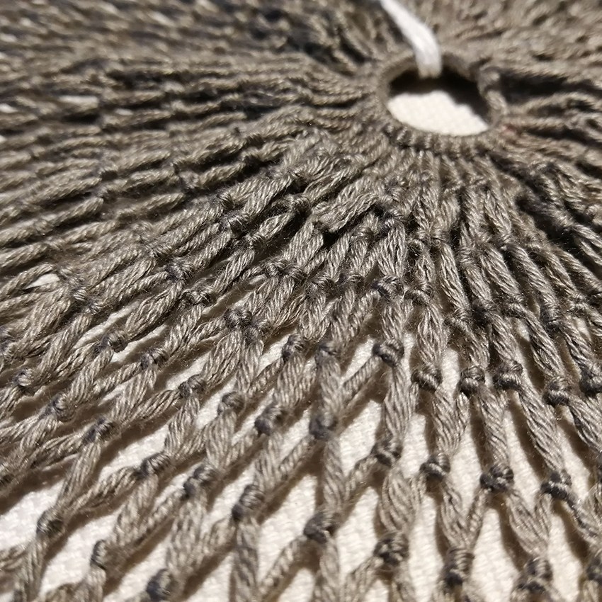 Keskeneräinen hiusverkko on levitetty tasoksi