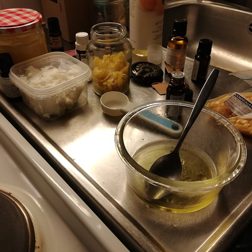 Erilaisia purkkeja ja astioita pöydällä