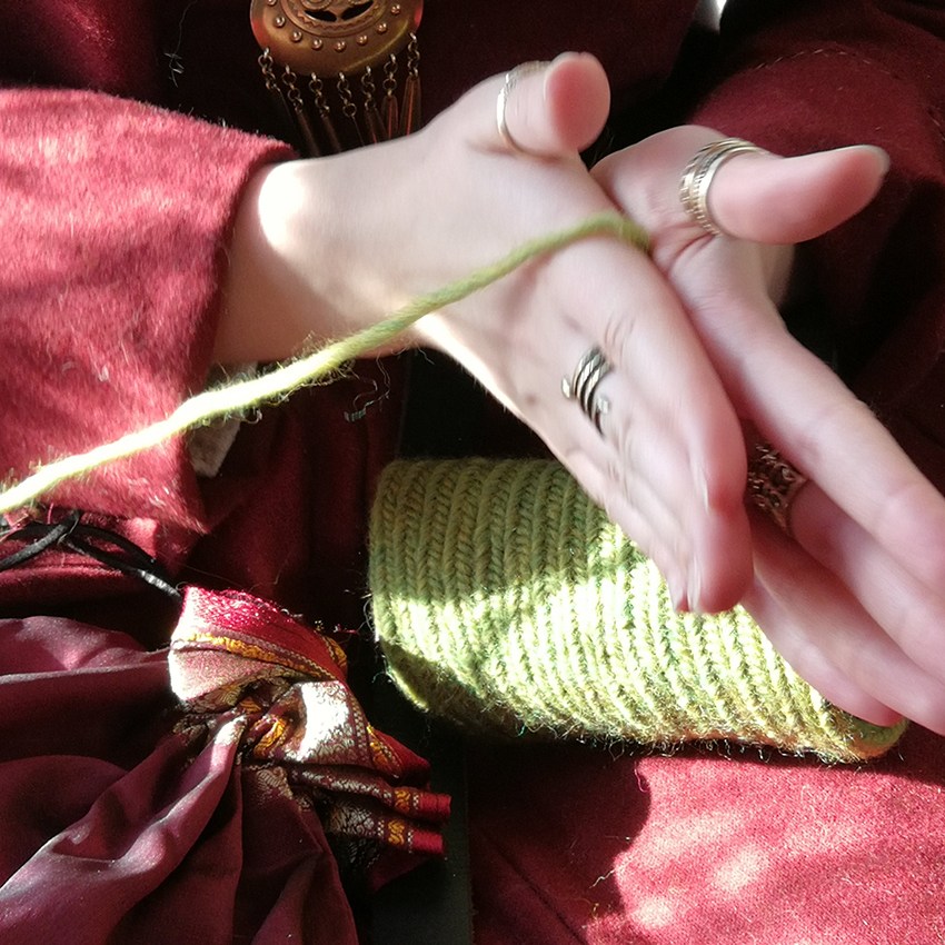 Langanpäitä huovutetaan yhteen käsien välissä