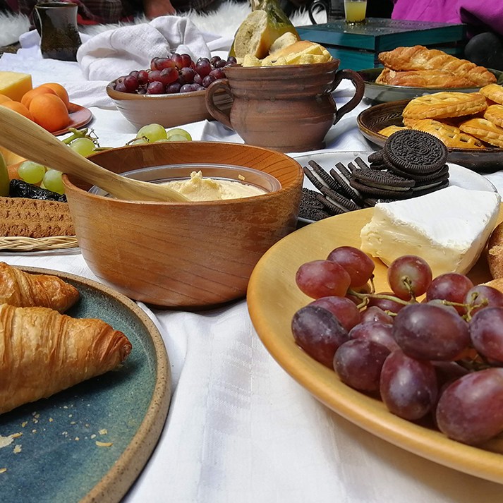 Kankaalle katettuja hedelmiä ja leivonnaisia