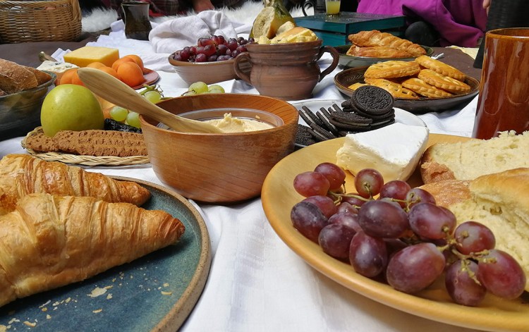 Kankaalle katettuja hedelmiä ja leivonnaisia