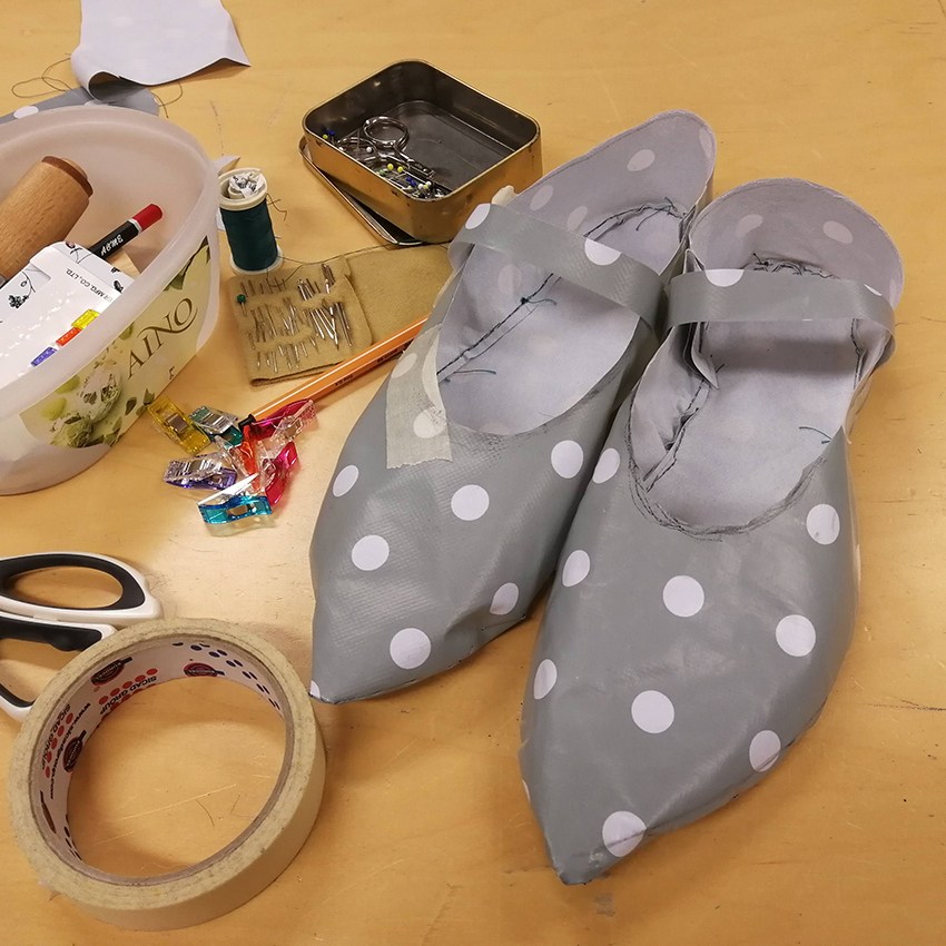 Vhakankaasta valmistetut sovituskappaleet keskiaikaisista kengistä ja työvälineitä