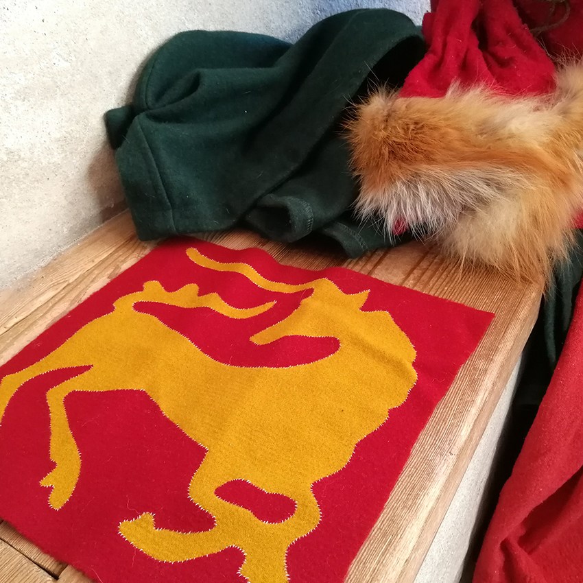 Keskeneräinen villaintarsiatyö penkillä viitan ja kettupuuhkan kanssa