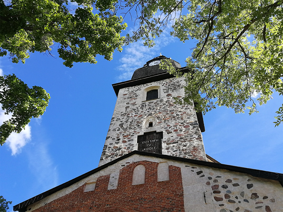 Naantalin luostarikirkon torni sinistä kesätaivasta vasten